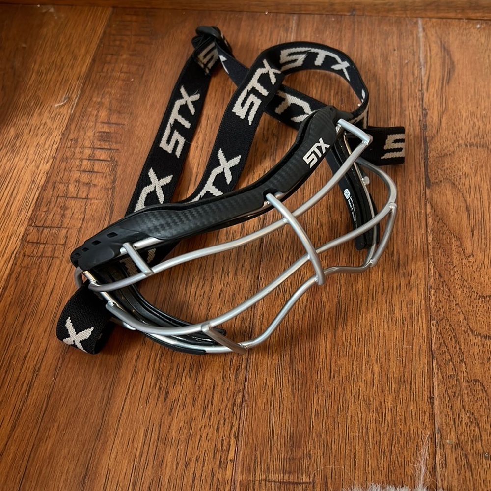 Sports goggles